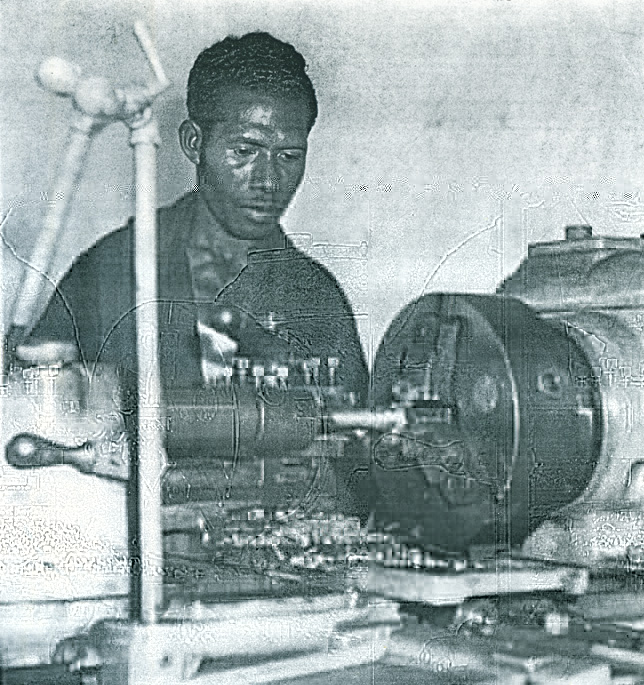 Philip Mandibondibo bekerdja pada mesin bubut.